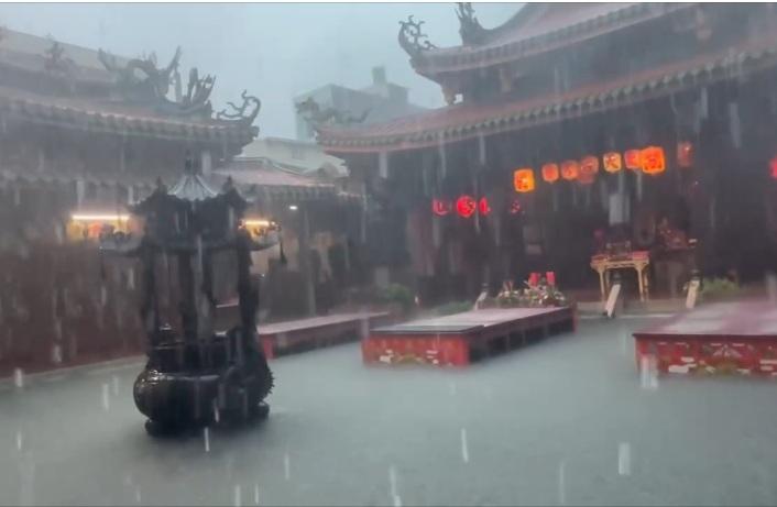 彰化地區今日上午狂風暴雨，鹿港出現大淹水，鹿港天后宮整個泡在水中。   圖:翻攝自Threads
