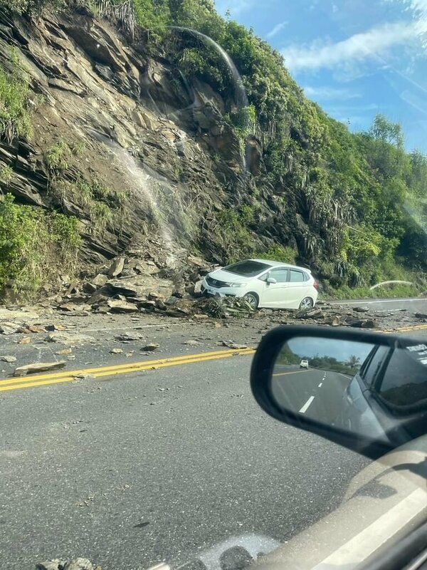 南迴公路大武村大鳥路段，8日上午有一輛往南行駛的自小客車遭遇落石，撞上石堆卡住，駕駛趕緊棄車逃離未受傷；公路局呼籲民眾，颱風過後土石鬆軟，用路人須留意。 （民眾提供）中央社記者盧太城台東傳真  114年7月8日   