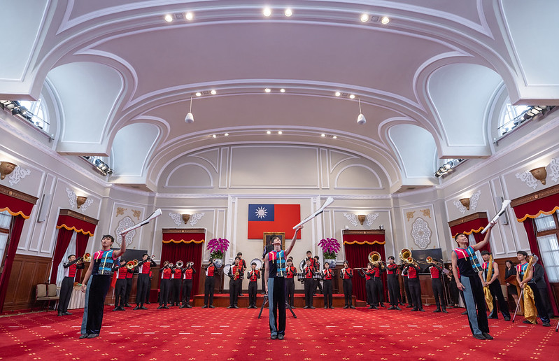 建中樂旗聯隊在總統府現場表演。 圖:總統府提供 建中樂旗聯隊在總統府現場表演。 圖:總統府提供