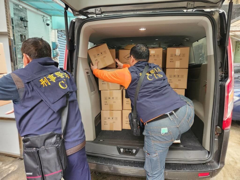 日商任天堂發現網購平台業者販售盜版遊戲機和遊戲軟體，警方獲報發動數波搜索，查扣盜版遊戲機等證物。（刑事警察局智慧財產權偵查大隊提供）中央社記者洪學廣傳真  114年7月8日   