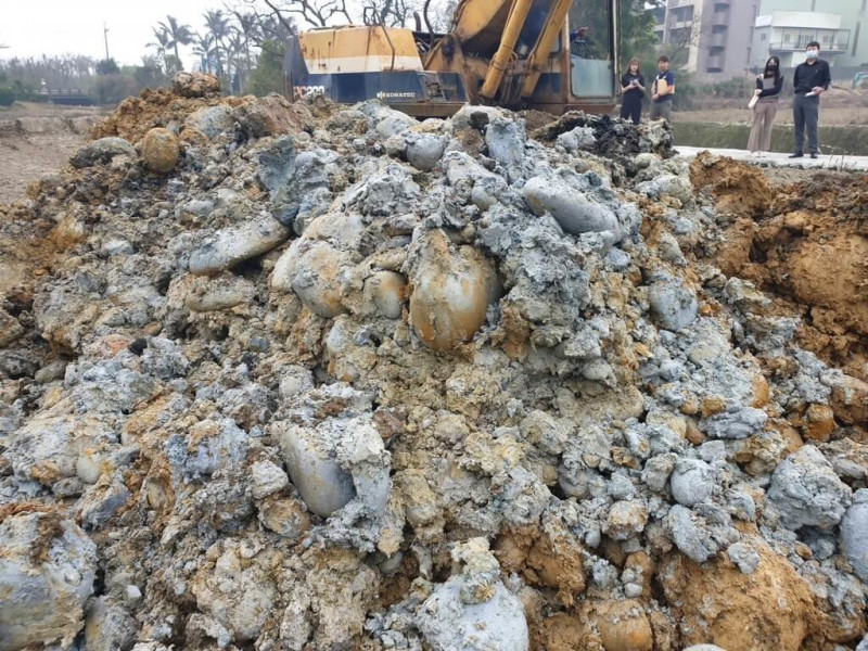 桃園地檢署偵辦犯罪集團假借「灌溉溝渠工程合約」挖取土方回填廢棄物案，日前偵結起訴11人。（檢方提供）中央社記者葉臻傳真  114年7月8日   
