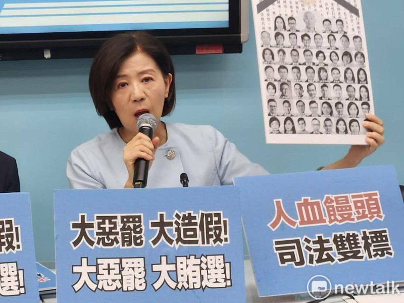 國民黨立委王育敏拿出罷團製作的惡質改圖。控訴司法裝聾作啞。   圖：黃建豪/攝