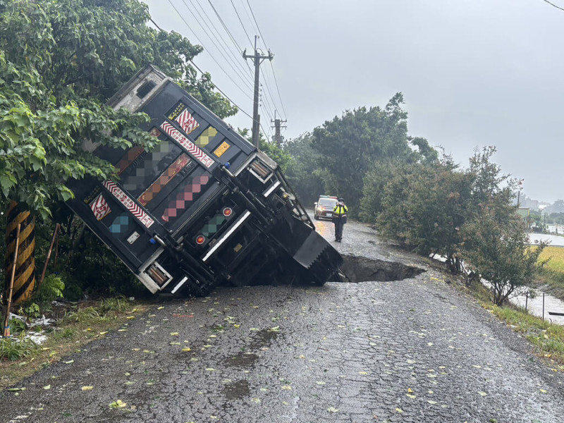 彰化縣二林鎮二溪路七段2巷道路坍塌，出現直徑近5公尺、深逾3公尺坑洞，一輛大貨車8日上午行經時陷入坑洞。（民眾提供）中央社記者鄭維真傳真  114年7月8日   