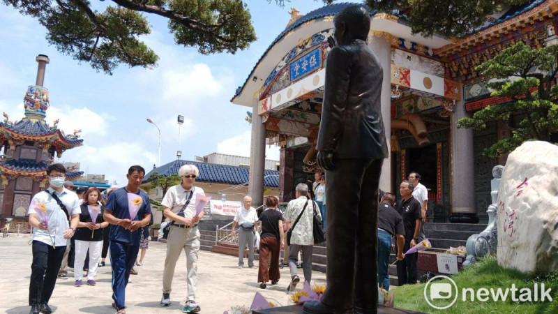 安倍晉三遇刺屆滿三週年，高雄市紅毛港保安堂在安倍銅像前舉辦紀念追悼會，民眾自動前來前來獻花致意。   圖：孫家銘攝