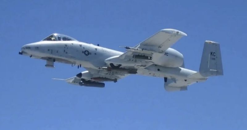 即將自美軍退役的A-10攻擊機具備低速、耐打與厚重裝甲的優勢，比高速戰機更適合低空巡邏打擊無人機。   圖：翻攝自 彼得堡的肥天鵝