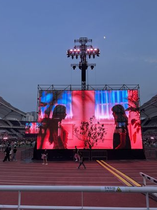 有觀眾表示，現場「N3區」一張票價13萬2000韓元（約新台幣2800元），視野卻全程被主控台阻擋，引發不滿。   圖：翻攝自X