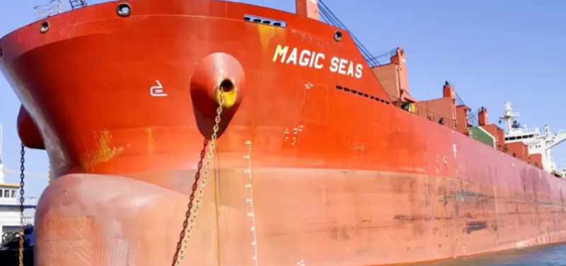 遭葉門胡塞組織襲擊的利比亞商船「魔法海洋號」(Magic Seas),在爆炸後隨即進水沉入海中。 圖:翻攝自《星海之刃》