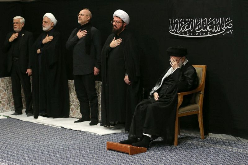 根據伊朗國營通訊社《IRNA》報導,哈梅內伊近日出席宗教活動,參加伊瑪目霍梅尼宮舉行的阿舒拉節之夜哀悼儀式,現場民眾掌聲雷動。 圖:翻攝自X帳號@nexta_tv 根據伊朗國營通訊社《IRNA》報導,哈梅內伊近日出席宗教活動,參加伊瑪目霍梅尼宮舉行的阿舒拉節之夜哀悼儀式,現場民眾掌聲雷動。 圖:翻攝自X帳號@nexta_tv