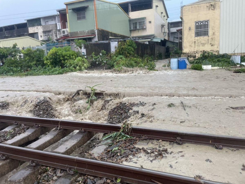 台鐵二水=林內間受豪大雨影響，路線掏空，造成雙線不通。   圖：台灣鐵路股份有限公司提供