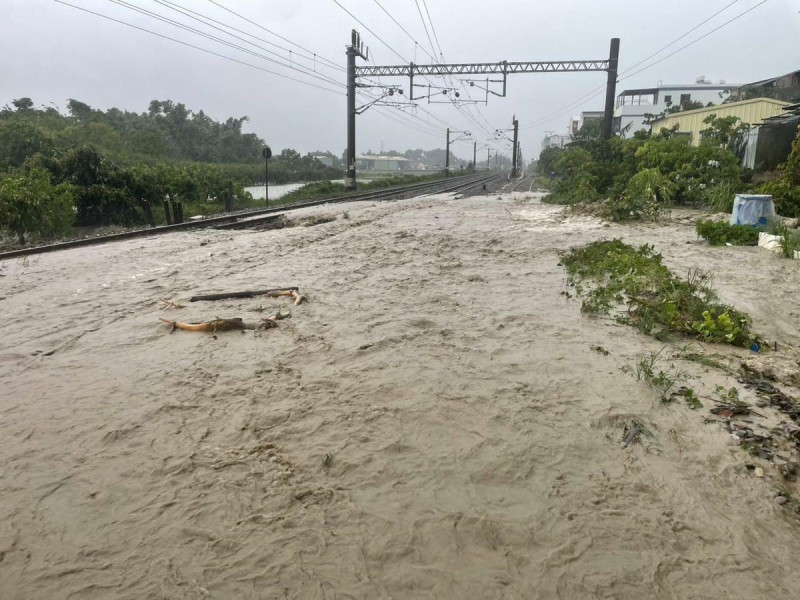 台鐵西部幹線,受豪大雨影響 圖:台灣鐵路股份有限公司提供