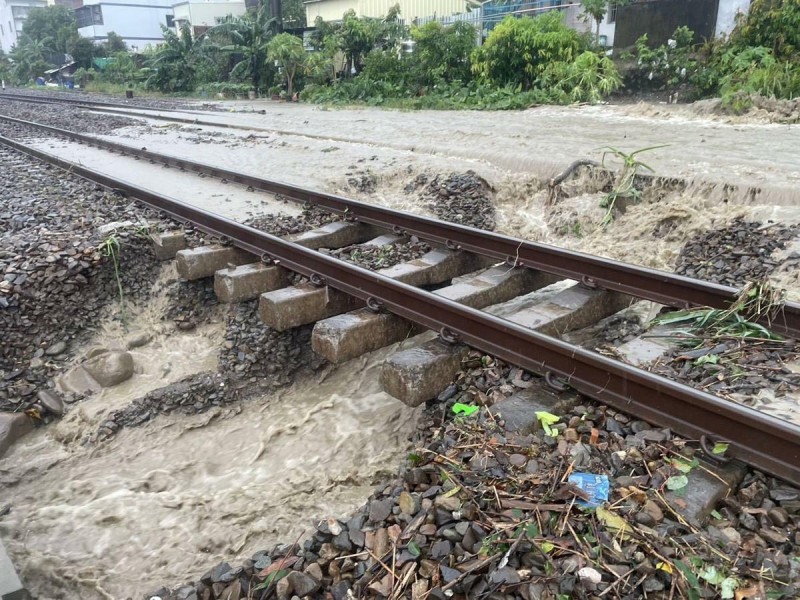 彰化、雲林等地今(8)日受猛烈雨勢影響,台鐵二水=林內間路線掏空,雙線不通。 圖:台灣鐵路股份有限公司提供