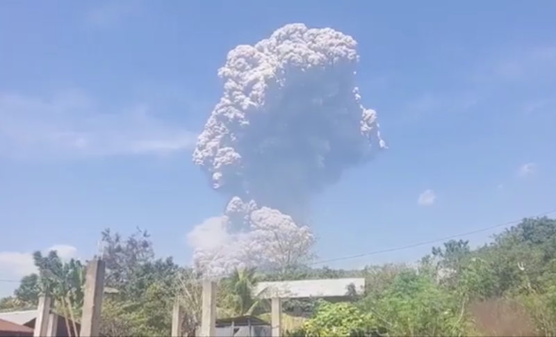 週一晚間 19 時 30 分,勒沃托比拉基拉基火山再度爆發,將火山灰與熔岩噴向空中達 13 公里高。 圖:翻攝自 X NEXTA