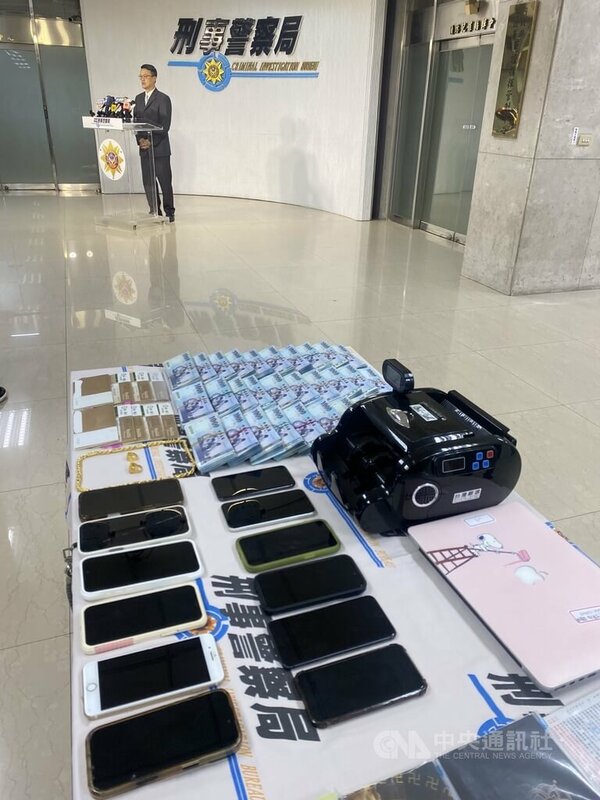 以41歲呂男情侶檔為首的靈骨塔詐騙集團，向被害人謊稱有金主要高價收購塔位，並轉介黑幫融資公司貸款，詐得11房產，還透過3名委任律師洗錢。刑事局偵查第四大隊副大隊長賴耀宗（圖）8日表示，已循線查獲17嫌送辦，持續追查金流與背後共犯。中央社記者黃麗芸攝 114年7月8日   