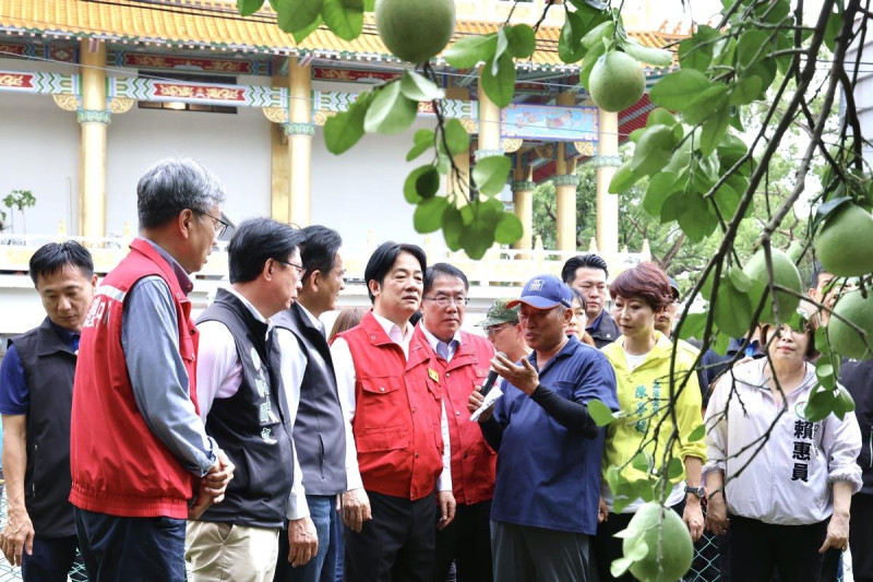 賴清德總統今日南下視察，由台南市長黃偉哲等人陪同前往麻豆、北門等地勘災，瞭解果園受損情形與蘆竹溝漁港一帶漁船受損狀況。   圖：台南市政府提供