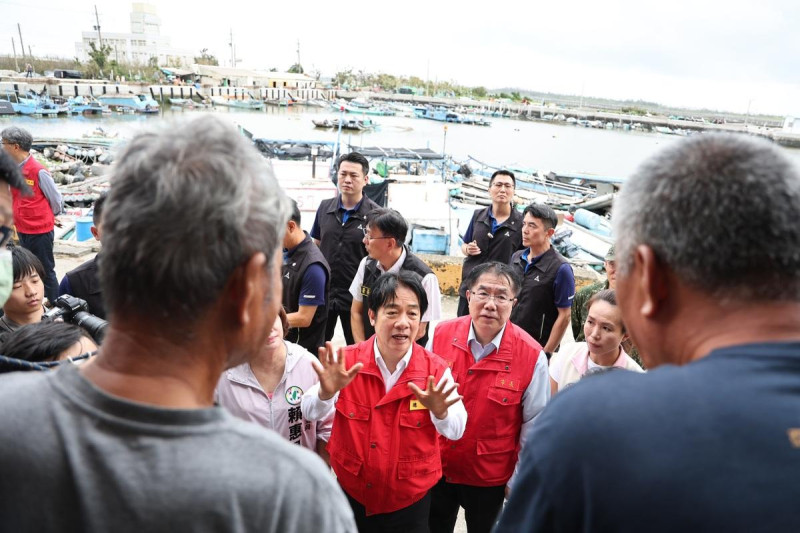 賴清德總統今日南下視察,由台南市長黃偉哲等人陪同前往麻豆、北門等地勘災,瞭解果園受損情形與蘆竹溝漁港一帶漁船受損狀況。 圖:台南市政府提供