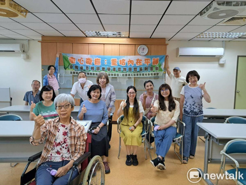 為提升身心障礙者與照顧者的健康照護與心理支持，台南市政府衛生局委託社團法人台南市慈光身障協會辦理「衛心療癒：重拾內在平靜－身障者及照顧者健康衛教團體系列活動」，自6月起展開多元課程，協助參與者建立正向健康觀念。   圖：黃博郎／攝