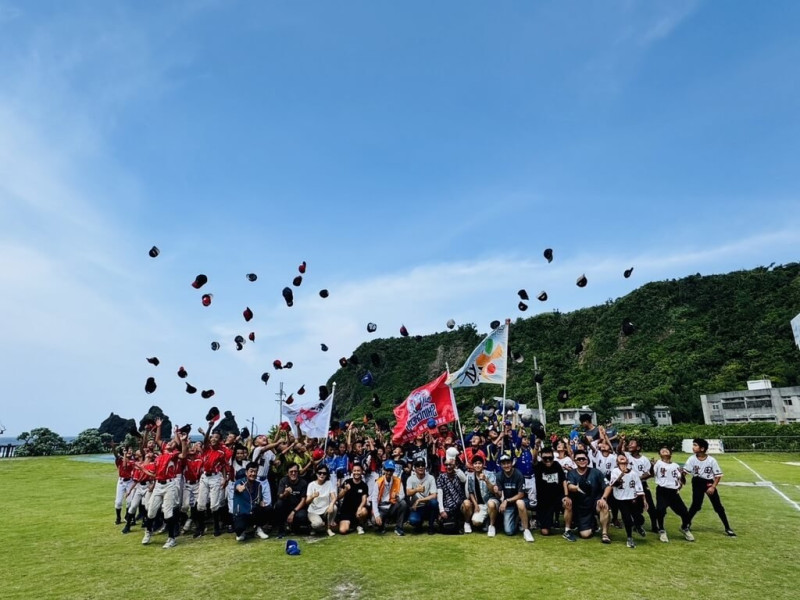 第4屆黑潮大哥盃少棒賽8日起在綠島開打,標榜「你陪我打球、我帶你玩水」獨特性,讓本島球隊與綠島球員切磋棒球技術,綠島球員則帶外地球隊體驗划獨木舟、浮潛、潮間帶探索等水域運動。(台東縣政府提供)中央社記者謝靜雯傳真 114年7月8日