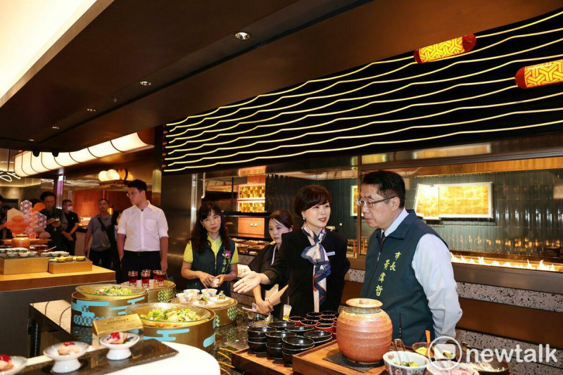 饗賓集團旗下日式餐廳「旭集 和食集錦」，即將進駐新光三越台南新天地本館，餐廳融合了府城特有的摩登浪漫與歷史底蘊，於今日舉辦開幕活動。台南市長黃偉哲也蒞臨開幕現場，並邀請市民朋友來一同感受日式優雅與台南的文化風情。   圖：黃博郎／攝