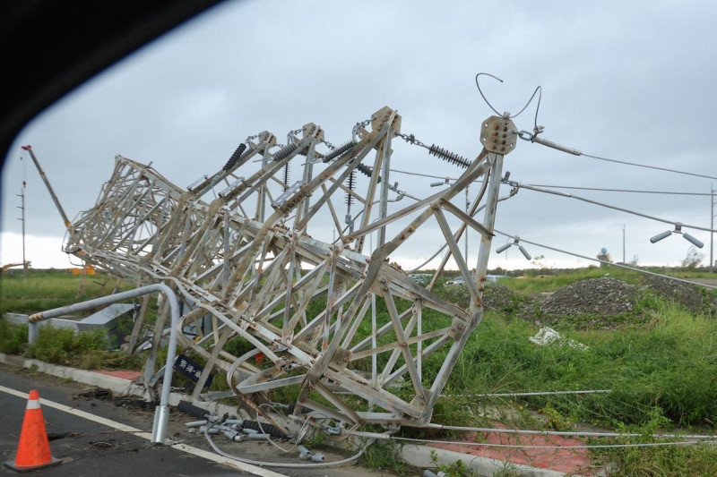 台電特高壓電塔大寮-新塭線2、3、4號鐵塔倒塌受損情形。 圖:行政院提供 台電特高壓電塔大寮-新塭線2、3、4號鐵塔倒塌受損情形。 圖:行政院提供