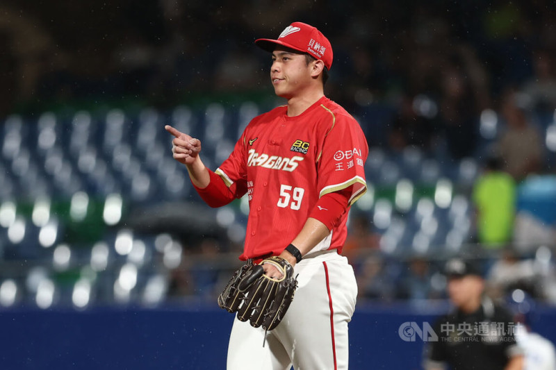 中華職棒例行賽8日晚間在新莊棒球場由味全龍隊對上主場富邦悍將隊,龍隊投手陳冠偉(圖)9局登板,順利關門、助隊守勝。中央社記者王騰毅攝 114年7月8日
