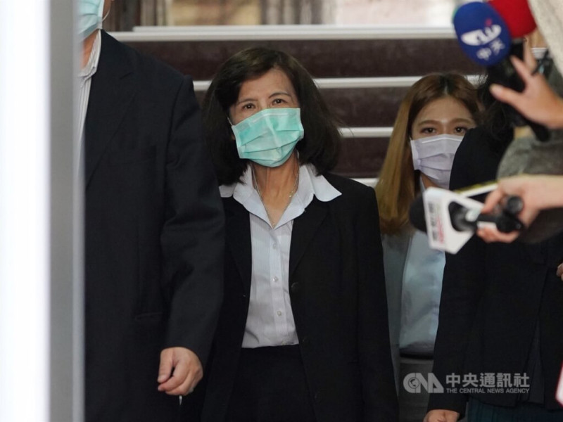 前大同集團董事長林郭文艷（中）等人因經營權糾紛，涉嫌在任內以不實廣告契約掏空公司上億元，北檢諭令林郭文艷以200萬元交保。（中央社檔案照片）   