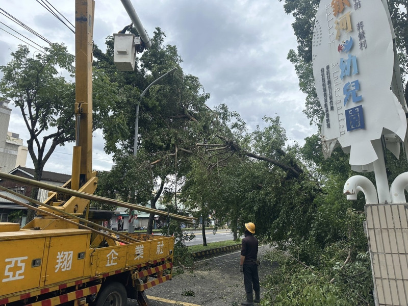 嘉市府與校園攜手,災後迅速搶修,重建校園安全環境。 (圖:取自嘉義市政府)