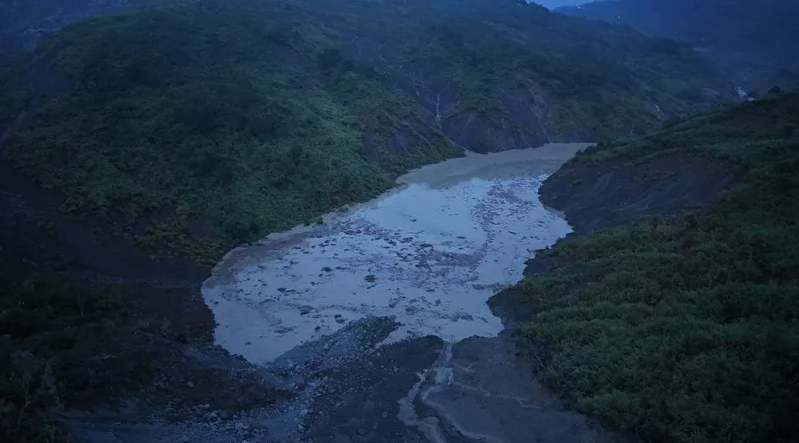 受連日豪雨影響，雲林草嶺潭再度出現堰塞湖，恐影響下游安全。   圖：竹山鎮公所／提供