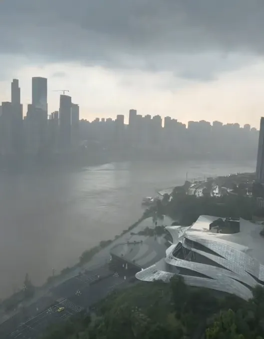 重慶主城區昨日下午突遭狂風暴雨夾雜冰雹襲擊。 圖:翻攝自 《騰訊新聞》/《大風新聞》 重慶主城區昨日下午突遭狂風暴雨夾雜冰雹襲擊。 圖:翻攝自 《騰訊新聞》/《大風新聞》