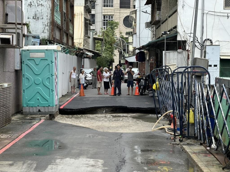 高雄市前金區成功一路361巷9日中午發生路面塌陷情形，事故造成附近號誌暫時中斷，幸無人傷。警方已到場協助交管，並通知相關主管機關到場勘查。（高市新興警分局提供）中央社記者洪學廣傳真  114年7月9日   