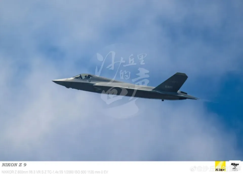 「九三盛大閱兵」,空中預演訓練畫面見「殲-35A」身影。 圖:翻攝自 「沙丘裡的回聲」 「九三盛大閱兵」,空中預演訓練畫面見「殲-35A」身影。 圖:翻攝自 「沙丘裡的回聲」