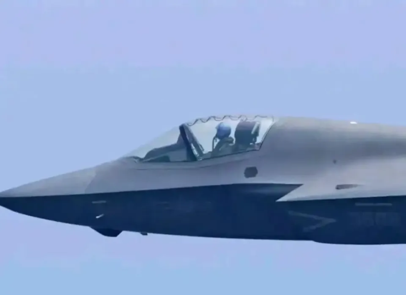 「九三盛大閱兵」,空中預演訓練畫面見「殲-35A」身影。 圖:翻攝自 「科羅廖夫」 「九三盛大閱兵」,空中預演訓練畫面見「殲-35A」身影。 圖:翻攝自 「科羅廖夫」