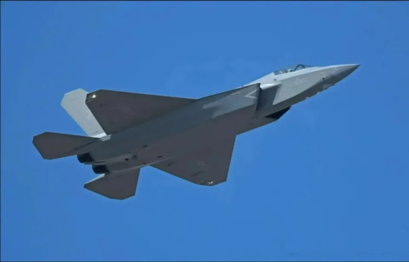 「九三盛大閱兵」,空中預演訓練畫面見「殲-35A」身影。 圖:翻攝自 「科羅廖夫」 「九三盛大閱兵」,空中預演訓練畫面見「殲-35A」身影。 圖:翻攝自 「科羅廖夫」