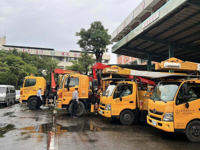 丹娜絲風災,台南電桿倒斷及電塔倒塌範圍廣,台電搶修恢復電力。 (圖:取自黃偉哲臉書) 丹娜絲風災,台南電桿倒斷及電塔倒塌範圍廣,台電搶修恢復電力。 (圖:取自黃偉哲臉書)