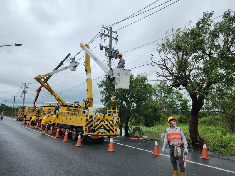 丹娜絲風災,台南電桿倒斷及電塔倒塌範圍廣,台電搶修恢復電力。 (圖:取自黃偉哲臉書) 丹娜絲風災,台南電桿倒斷及電塔倒塌範圍廣,台電搶修恢復電力。 (圖:取自黃偉哲臉書)