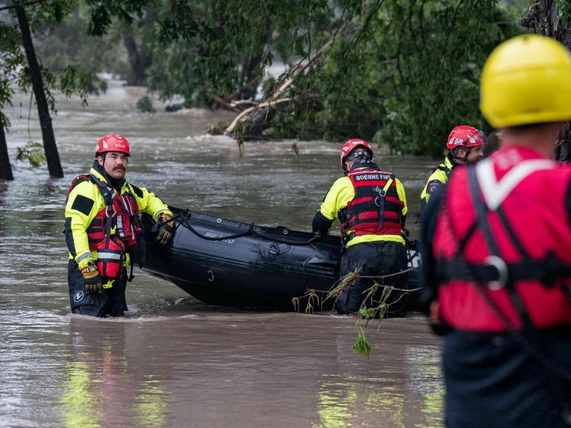根據美國地質調查局(USGS)即時數據,當地主要河流 Rio Ruidoso 在短短一小時內水位暴漲超過 4.5 公尺,遠超歷史平均水平。 圖:翻攝自X帳號@barstoolsports 根據美國地質調查局(USGS)即時數據,當地主要河流 Rio Ruidoso 在短短一小時內水位暴漲超過 4.5 公尺,遠超歷史平均水平。 圖:翻攝自X帳號@barstoolsports