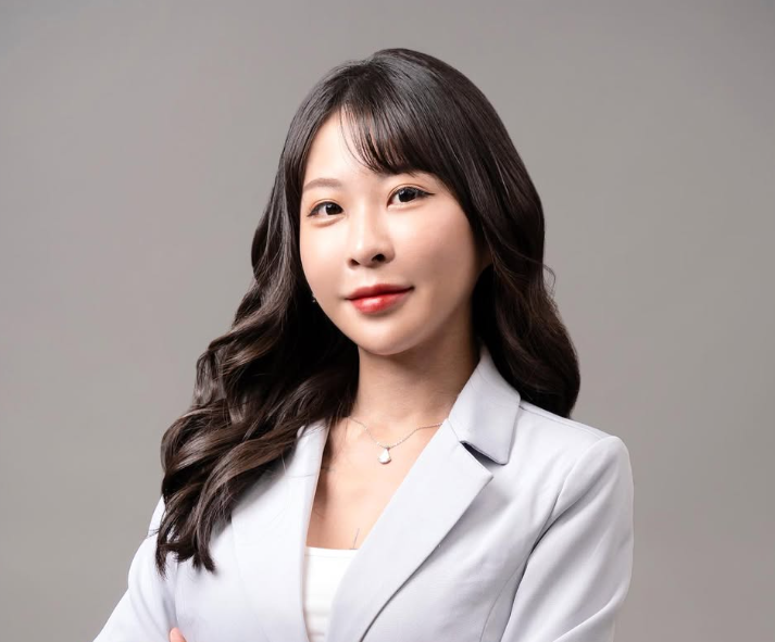 仙塔律師近期除了捲入靈骨塔詐騙案外，又被爆出明明已經和空軍男友交往，參加聚會時還與一名富商親密貼臉。   圖：翻攝自仙塔律師IG