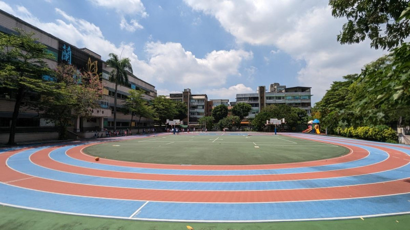 鄭英耀表示，將開放國人在校園內借用籃球、排球等體育器材。(中小學運動場示意圖)   圖：台北市政府／提供