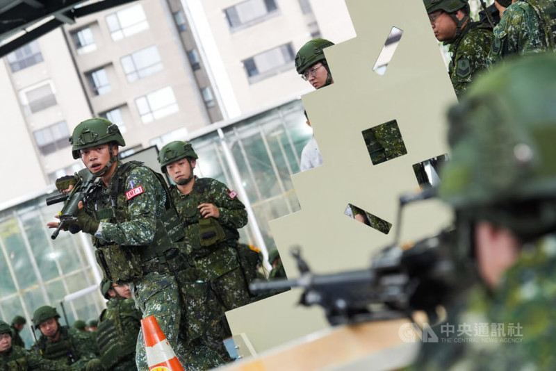 漢光41號實兵操演9日實施，並首次進行全旅召集，負責戍守桃園地區的206旅，訓員位於桃園青溪國小實施限制空間戰鬥（CQB）訓練。   圖：中央社提供