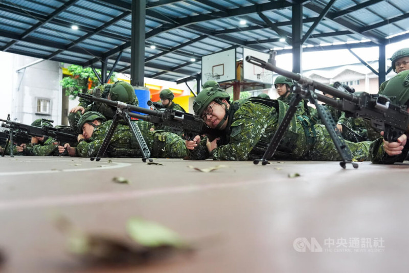 訓員實施機槍射擊預習。 圖:中央社提供