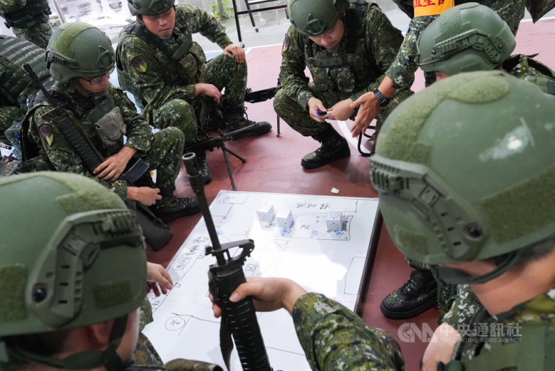 訓員實施兵要圖繪製。 圖:中央社提供