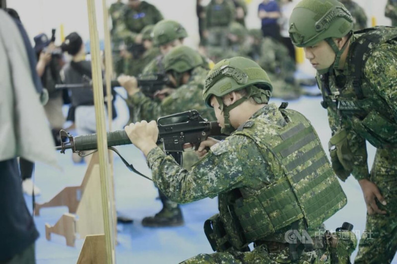 漢光41號演習實兵操演首日，第五作戰區步兵302旅9日在苗栗縣結合「同心操演」實施召員專長複訓，召員在教官引導下熟悉各項武器性能及操作要領。   圖：中央社提供