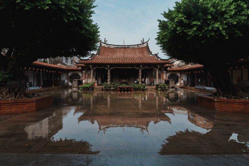 鹿港昨因暴雨與滿潮成澤國，張敬業在雨後捕捉到龍山寺水面倒影的難得景象。   圖：張敬業／授權提供