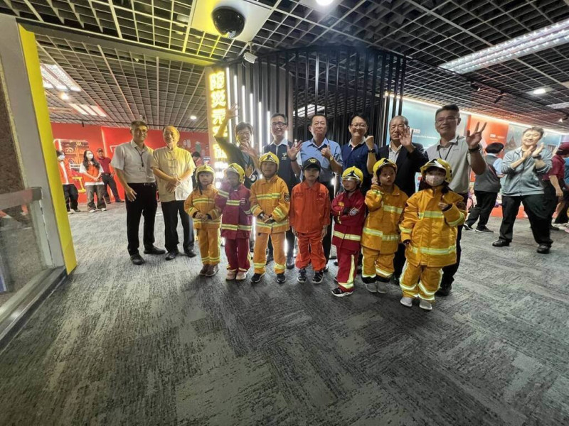 台北市消防局歡慶30週年，9日在防災科學教育館發表「防災元宇宙」全新展區，台北市副市長張溫德（2排右5）指出，此展區運用全新科技打造，盼讓民眾可親身體驗，學習防火、防災、自救的知識與技能。（台北市消防局提供）中央社記者黃麗芸傳真  114年7月9日   