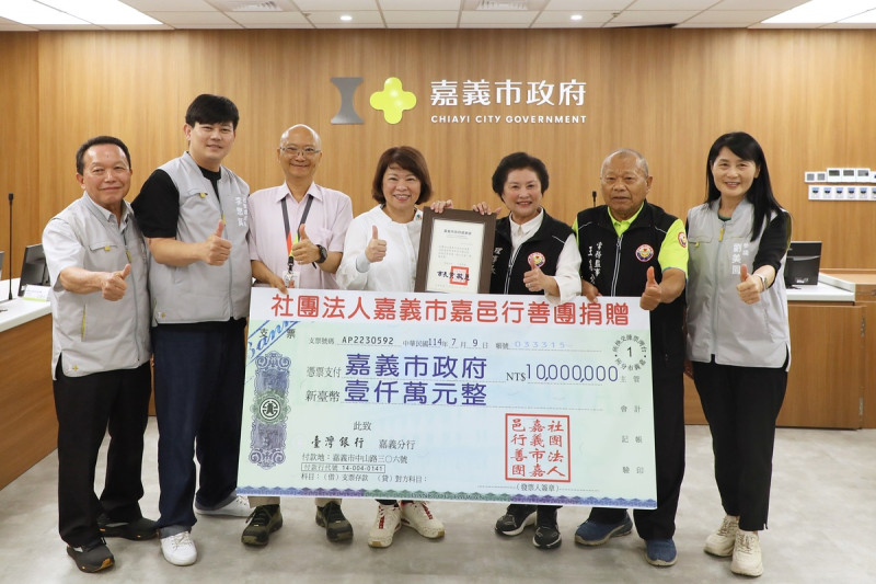 嘉邑行善團9日由理事長鄭秀玉代表,各向嘉義縣市政府捐助新臺幣1000萬元整,以實際行動協助災害救助。嘉義縣長翁章梁和嘉義市長黃敏惠也感謝嘉邑行善團愛心善舉。 圖:嘉義市政府提供