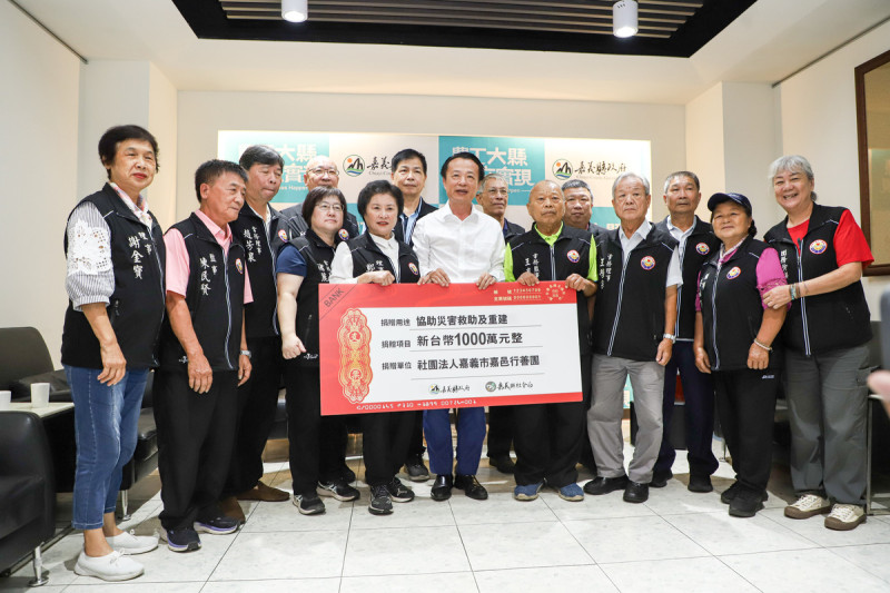 嘉邑行善團9日由理事長鄭秀玉代表，各向嘉義縣市政府捐助新臺幣1000萬元整，以實際行動協助災害救助。嘉義縣長翁章梁和嘉義市長黃敏惠也感謝嘉邑行善團愛心善舉。   圖：嘉義縣政府提供
