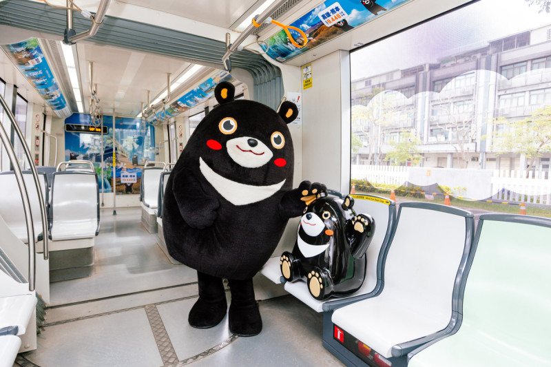 「雄熊愛上你」主題彩繪列車其中一節車廂特別設置「熊本熊x高雄熊」立體公仔座位。 圖:華航/提供