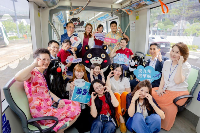 「雄熊愛上你」主題彩繪列車成為市民遊客與熊熊粉絲爭相拍照的打卡熱點。 圖:華航/提供