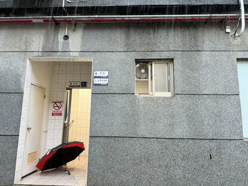 雲林陳姓男子8日毒癮發作，在雲林地檢署旁公廁（圖）施打毒品，民眾發現後立即通知警方，警方當場將人逮捕，全案依毒品危害防制條例罪嫌移送法辦。（雲林地檢署提供）中央社記者蔡智明傳真  114年7月9日   