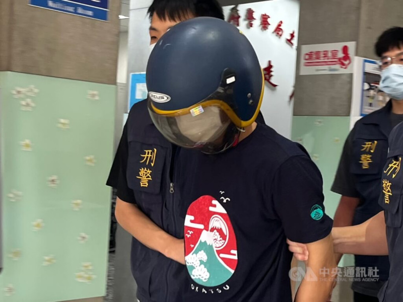 謝姓男子（前）有家暴紀錄，張姓妻子雖聲請保護令，但7日慘遭謝男當街砍殺，小姨子也難逃死劫。謝男犯案後逃逸，警方循線在彰化逮人，8日上午訊後依殺人罪嫌將謝男移送偵辦。中央社記者趙敏雅攝  114年7月8日   