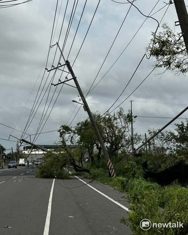 丹娜絲颱風重創台南，強風造成電力設施嚴重損毀，截至今日下午6時，台南市仍有4萬8334戶停電。   圖：翻攝自臉書社團